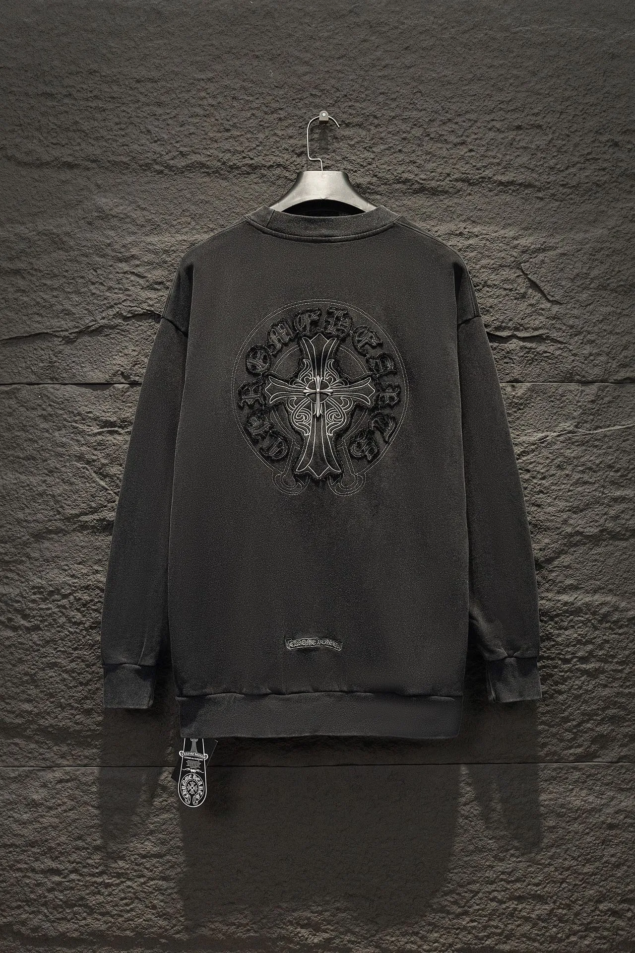 P270 🆕Chrome Hearts Home 420 grams, different from the market, texture is unexplainable, os version is really charming, Chrome Home is really unique, each season’s new product styles are to the extreme, very wearable, can be worn casually, nice✔️ - ⚠️100% cotton, made of custom-dyed terry cotton sweatshirt surface, 420g double-ply yarn, comfortable to the touch Made from imported knitting needle carded cotton, the thickness is moderate, drapey and contoured, making the upper body comfortable! ! It is very tolerant to fat body types and can instantly lose five pounds after wearing it!  Front panel #Back panel hardware elements# The English letters are arranged artistically. Imported Tajima high-density heavy-duty embroidery technology. The fonts are three-dimensional and full. The body is treated with washed and distressed elements, which greatly increases the interest of the clothing; unique visual effects.  Hem Loose closing Double-layer fabric Good closing effect Exquisite hemming Color: Washed black Size: S-M-L-XL